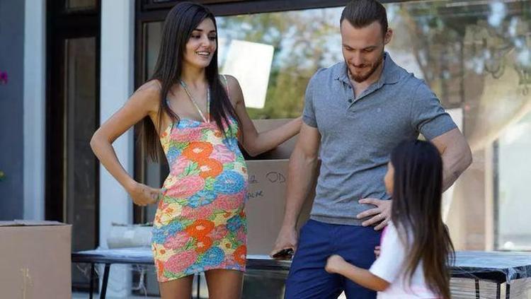 Hande Erçel ve Kerem Bürsin halay çekti