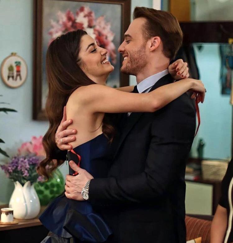 Hande Erçel ve Kerem Bürsin halay çekti