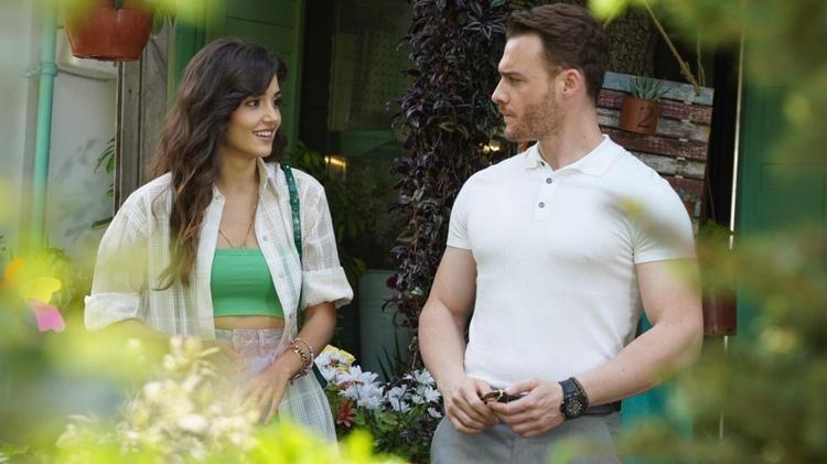 Hande Erçel ve Kerem Bürsin halay çekti