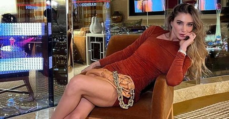 Şeyma Subaşı bikinisini giydi, formda vücudunu gözler önüne serdi