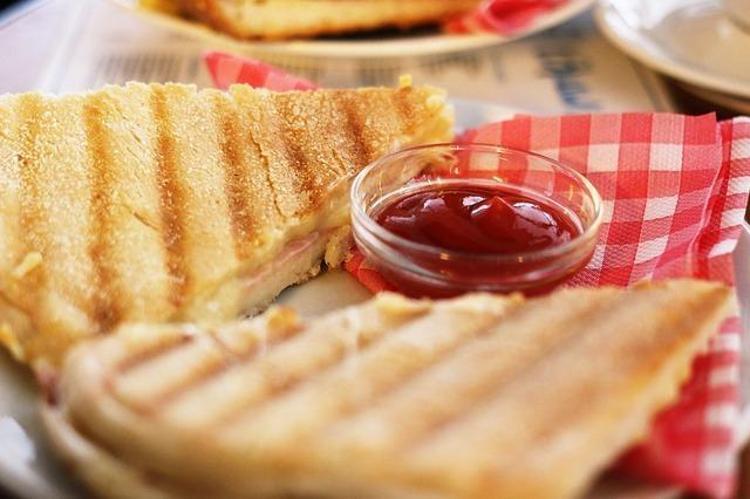 TAM BUĞDAY YERİNE BEYAZ EKMEK TÜKETMEK