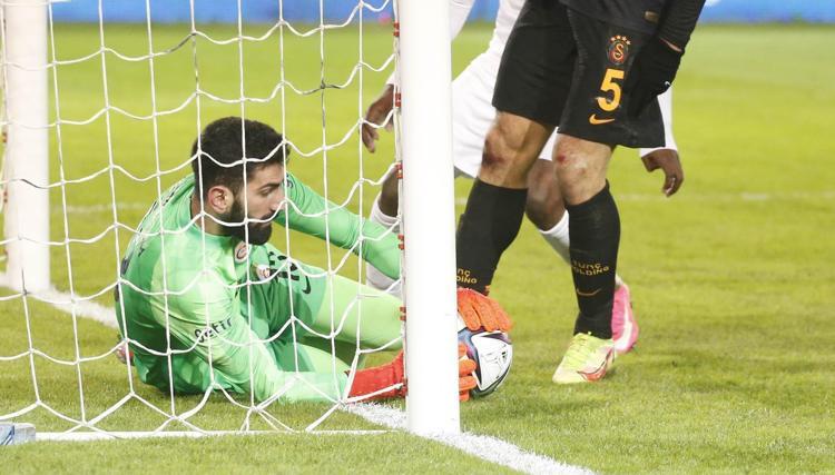 Galatasaray taraftarı takımı ayrı, İsmail Çipeyi ayrı eleştiriyor