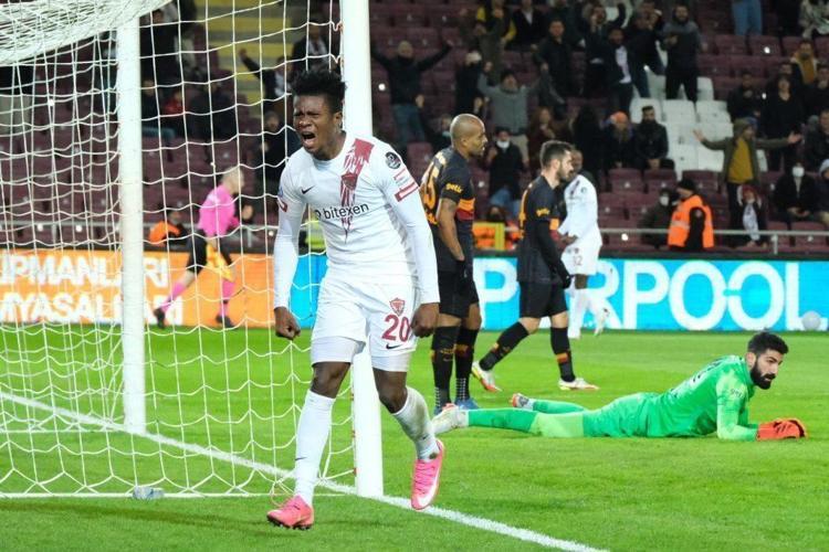 Galatasaray taraftarı takımı ayrı, İsmail Çipeyi ayrı eleştiriyor