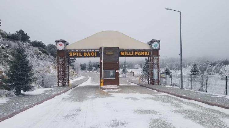 Spil Dağı Milli Parkı beyaza büründü