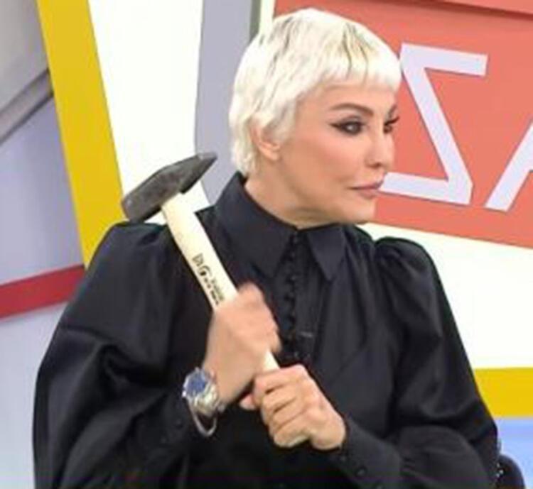 Deniz Akkaya o haberler sonrası canlı yayına çekiçle çıktı