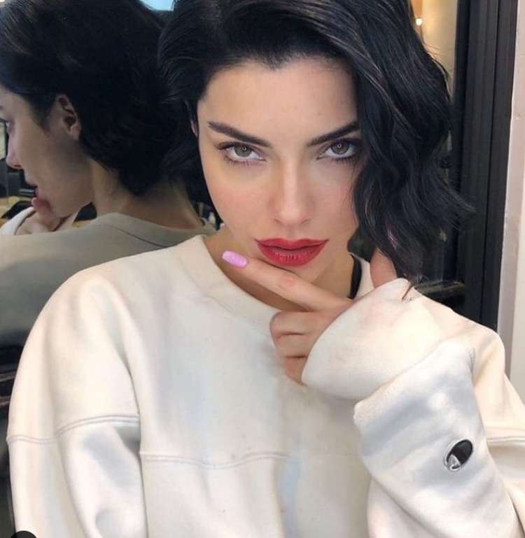 Merve Boluğur yamuk jartiyeri ve dağınık saçları ile dikkat çekti