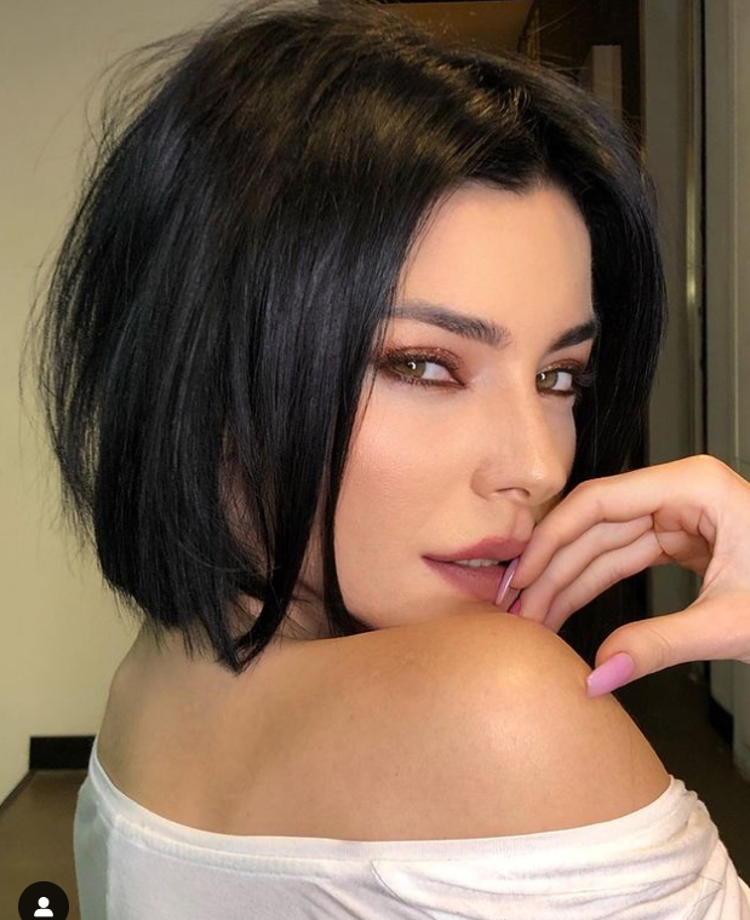 Merve Boluğur yamuk jartiyeri ve dağınık saçları ile dikkat çekti