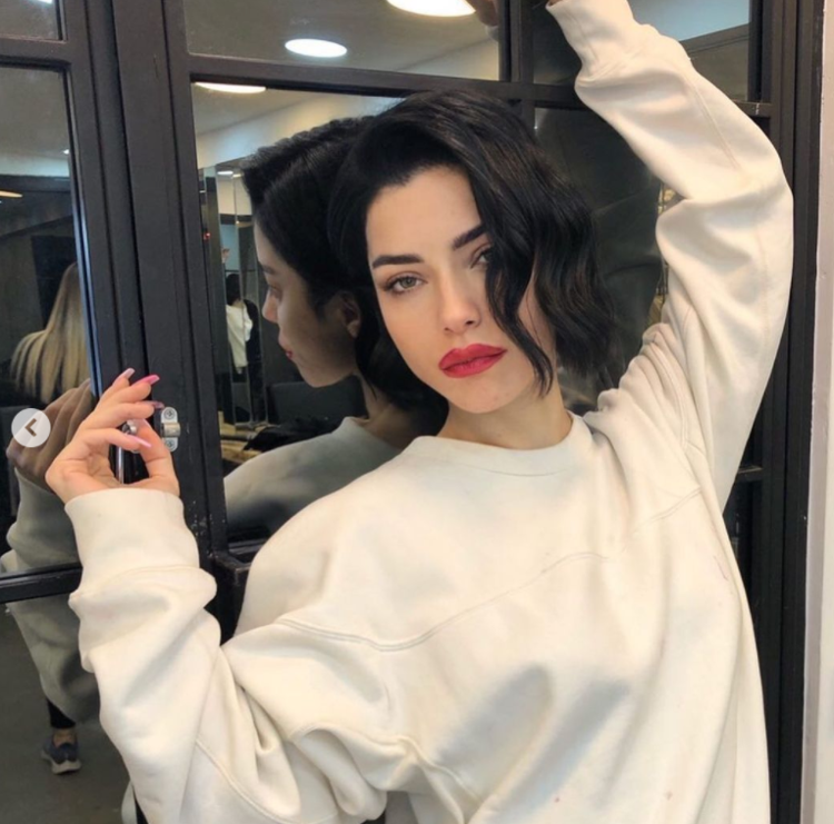Merve Boluğur yamuk jartiyeri ve dağınık saçları ile dikkat çekti