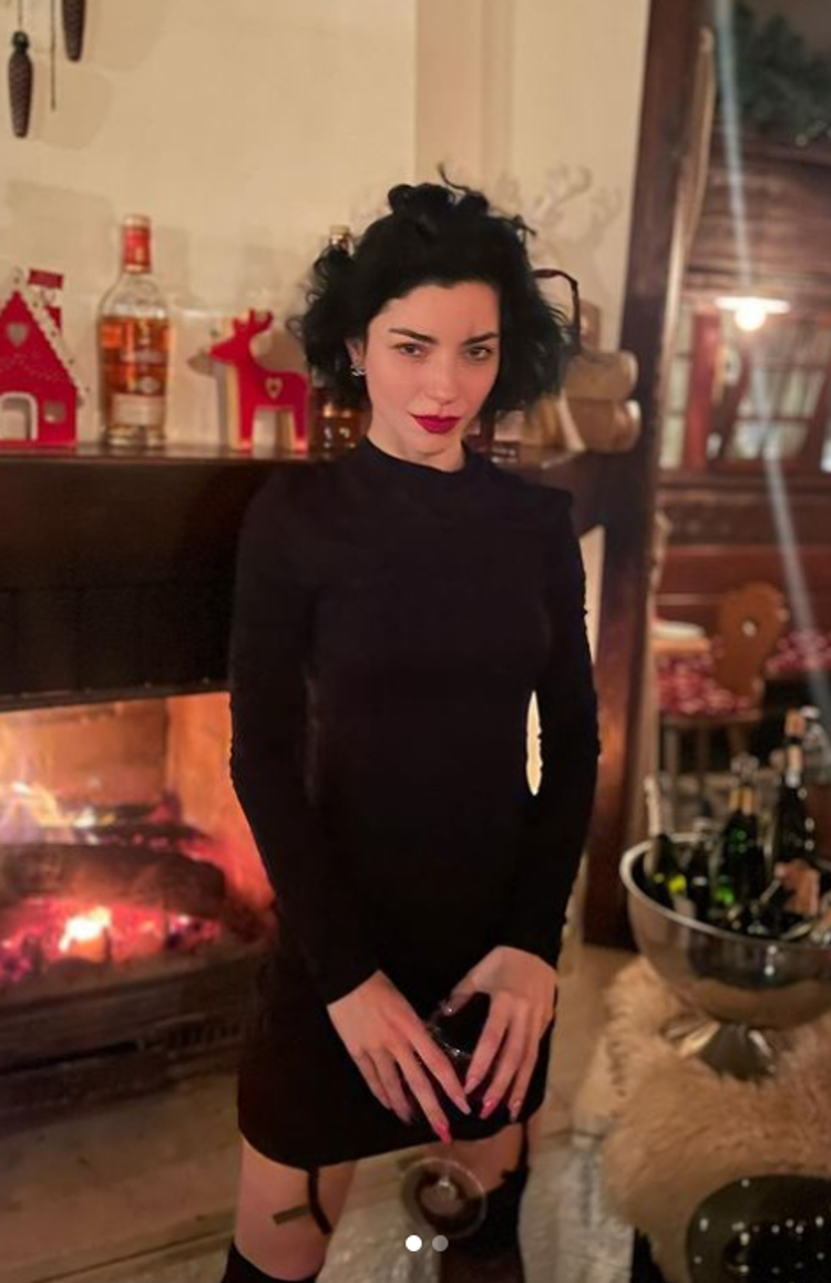 Merve Boluğur yamuk jartiyeri ve dağınık saçları ile dikkat çekti