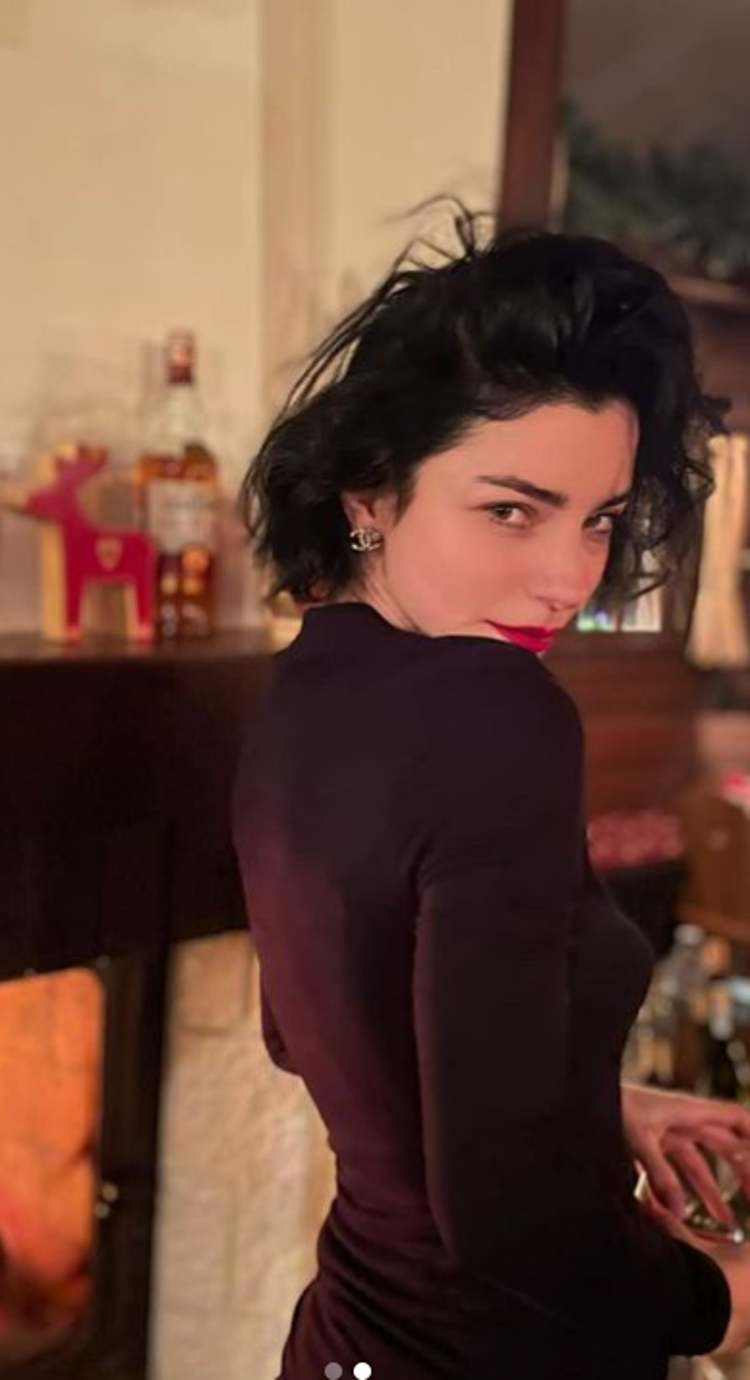 Merve Boluğur yamuk jartiyeri ve dağınık saçları ile dikkat çekti