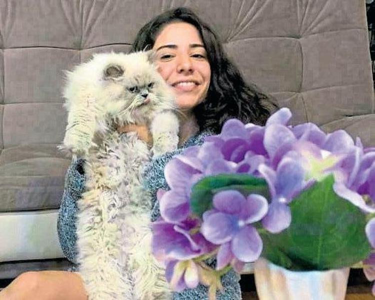 FOTOĞRAFLARINI ASTI