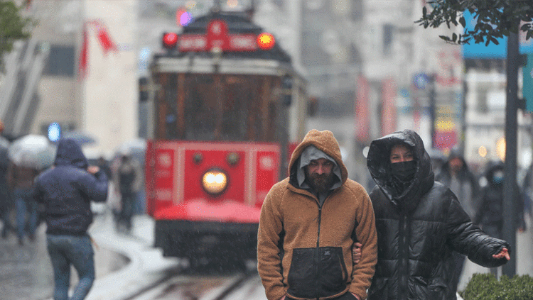 Maske kalktı, İstiklal Caddesinden ilk görüntüler geldi Bilim Kurulu Üyesinden flaş uyarı