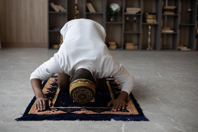 CUMA GÜNÜ ÖĞLE NAMAZI KILINIR MI