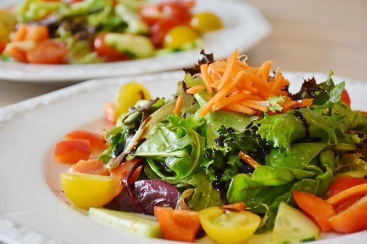 ÖZEL SOSLU KARIŞIK SALATA NASIL YAPILIR