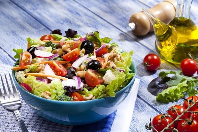 Özel soslu karışık salata nasıl yapılır Karışık salata tarifi, malzemeler, sos için püf noktaları