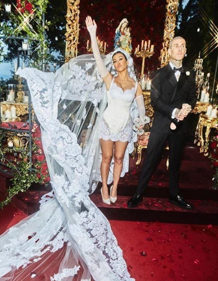 Kim Kardashianın, kızına korse giydirmesine eleştiri yağdı: Bu çok garip