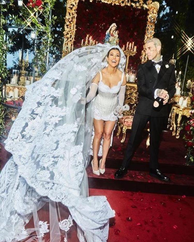 Kim Kardashianın, kızına korse giydirmesine eleştiri yağdı: Bu çok garip