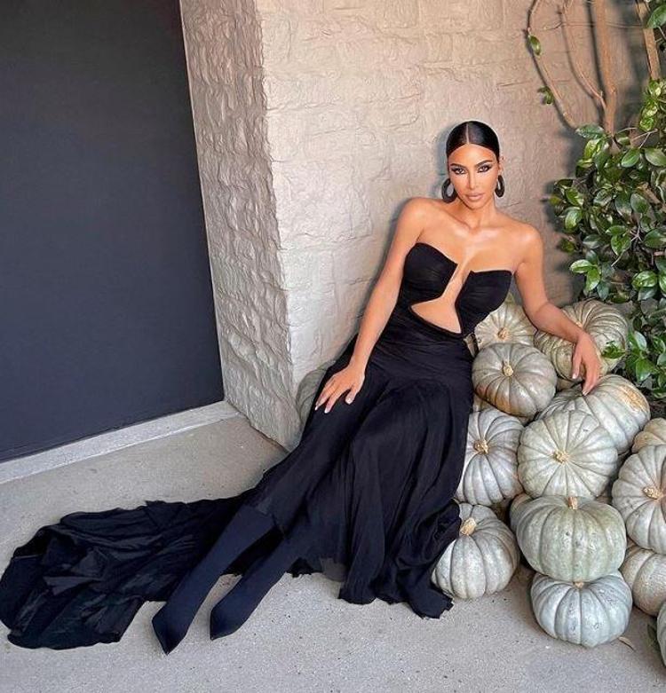 Kim Kardashianın, kızına korse giydirmesine eleştiri yağdı: Bu çok garip