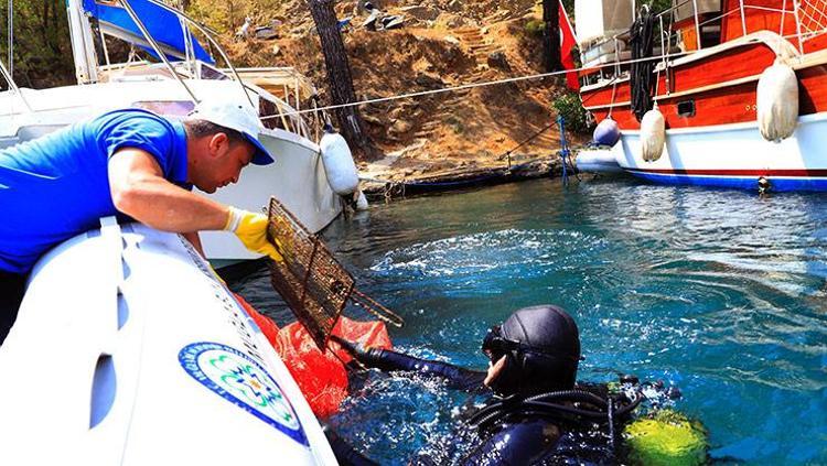 Göcek koylarında deniz dibinden 300 kilo atık çıkarıldı