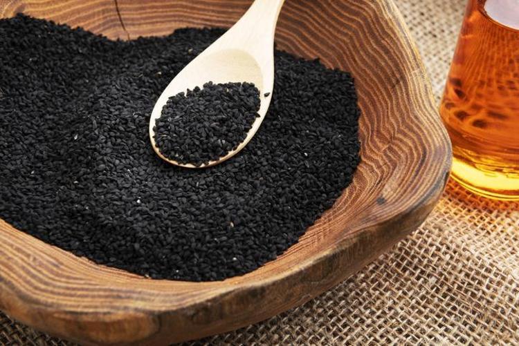 Her gün 1 kaşık yeterli Göbek yağlarını çayır çayır yakıyor