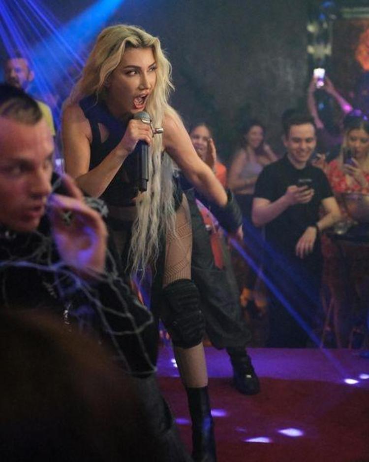Hande Yener: Berksan da Mustafa Topaloğlu da kusura bakmasın...