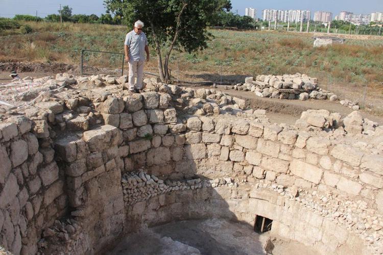 Aratos’un anıt mezarı... Bu yıl ziyarete açılması hedefleniyor