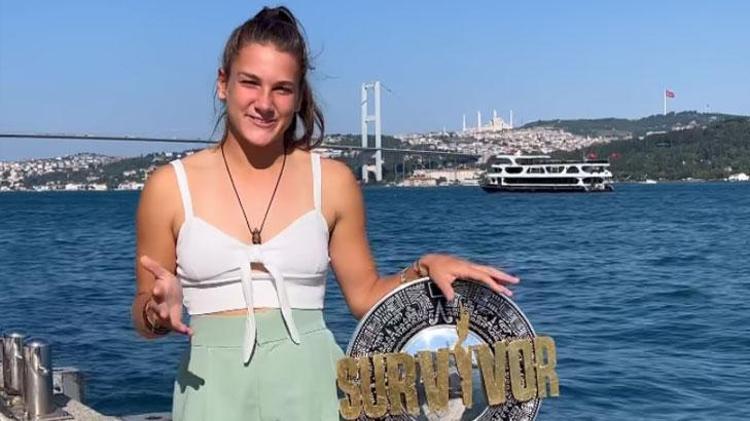 Nisa Bölükbaşı sokaklarda kupasıyla geziyor