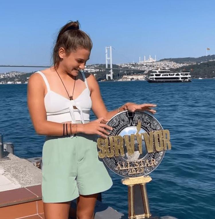 Nisa Bölükbaşı sokaklarda kupasıyla geziyor
