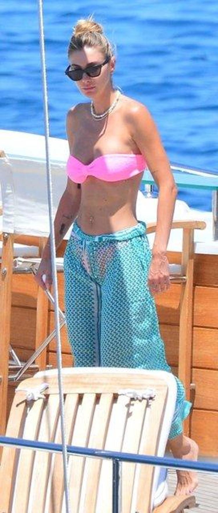Şeyma Subaşı pembe bikinisiyle denize açıldı