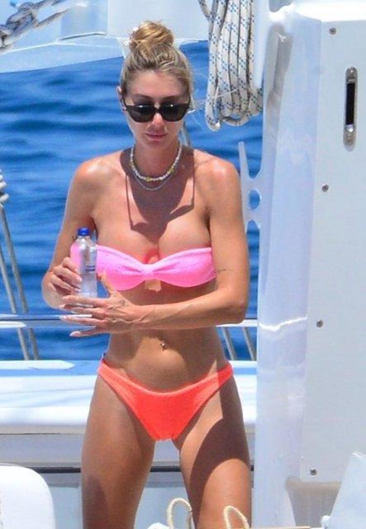 Şeyma Subaşı pembe bikinisiyle denize açıldı