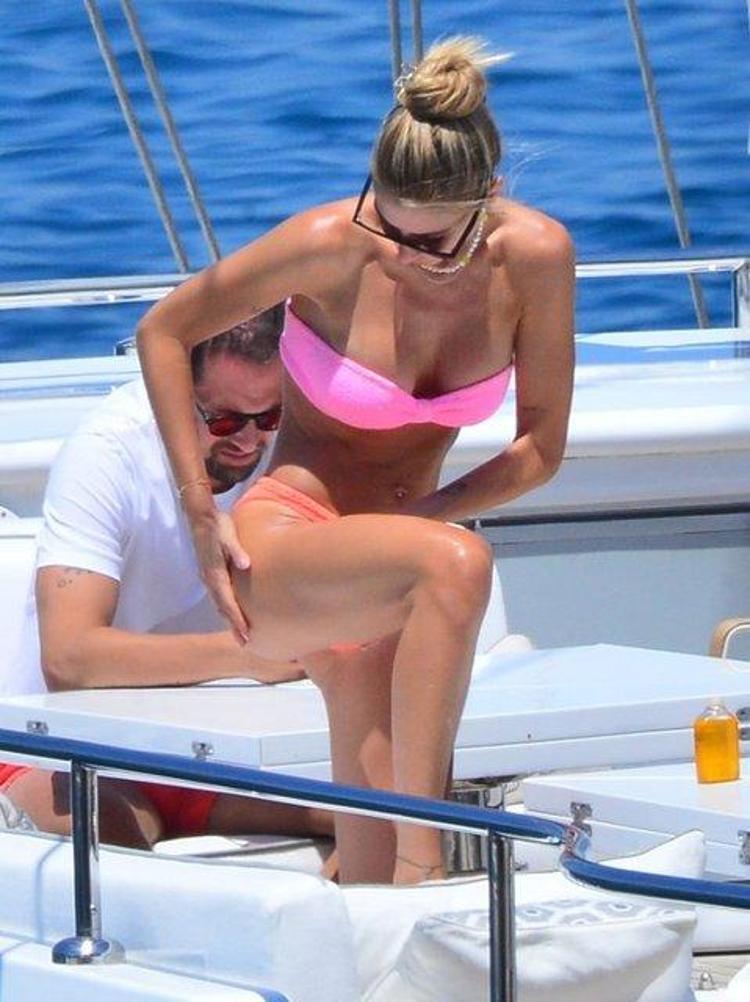 Şeyma Subaşı pembe bikinisiyle denize açıldı
