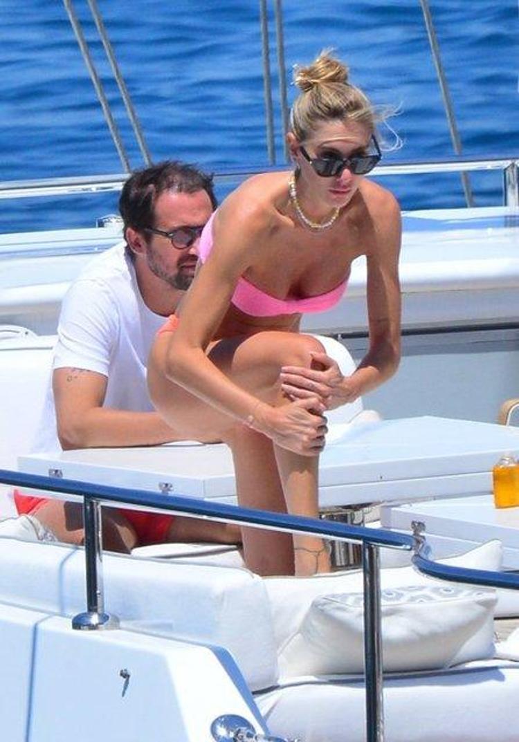 Şeyma Subaşı pembe bikinisiyle denize açıldı
