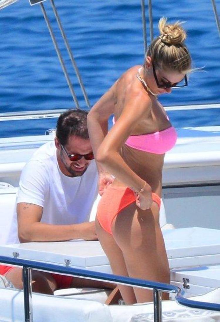 Şeyma Subaşı pembe bikinisiyle denize açıldı