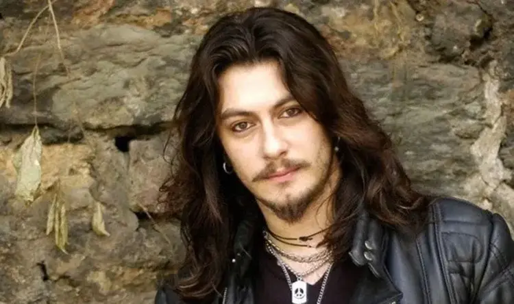 Barış Akarsunun hayatını oynuyor İsmail Ege Şaşmaz ikizi kadar benzedi