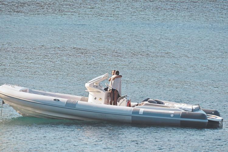 Tuvana Türkay ve İzzet Antebi, birbirlerini öpmeye doyamadı