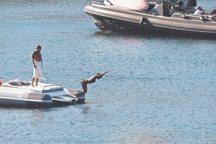 Tuvana Türkay ve İzzet Antebi, birbirlerini öpmeye doyamadı