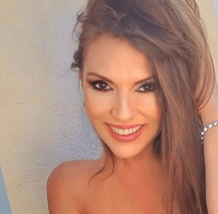 BU KADININ BİR HİKAYESİ, BİR GEÇMİŞİ OLSUN