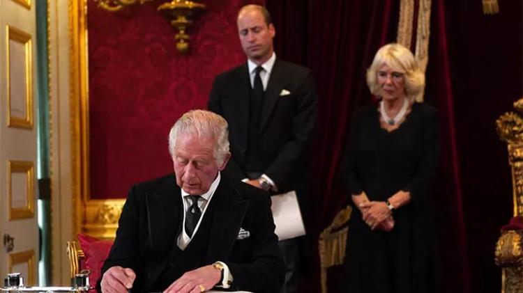 Charles imzayı attı: İlk emri Meghan