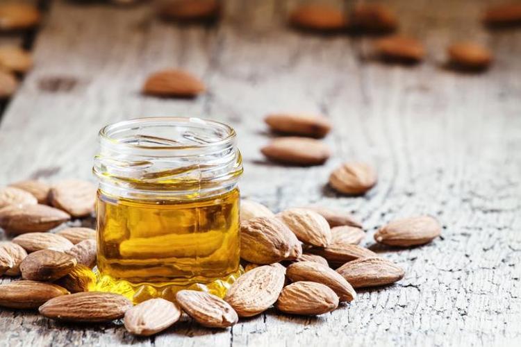 Retinol etkisi yaratıyor, cildi gençleştiriyor Tatlı badem yağının bu özelliklerine çok şaşıracaksınız