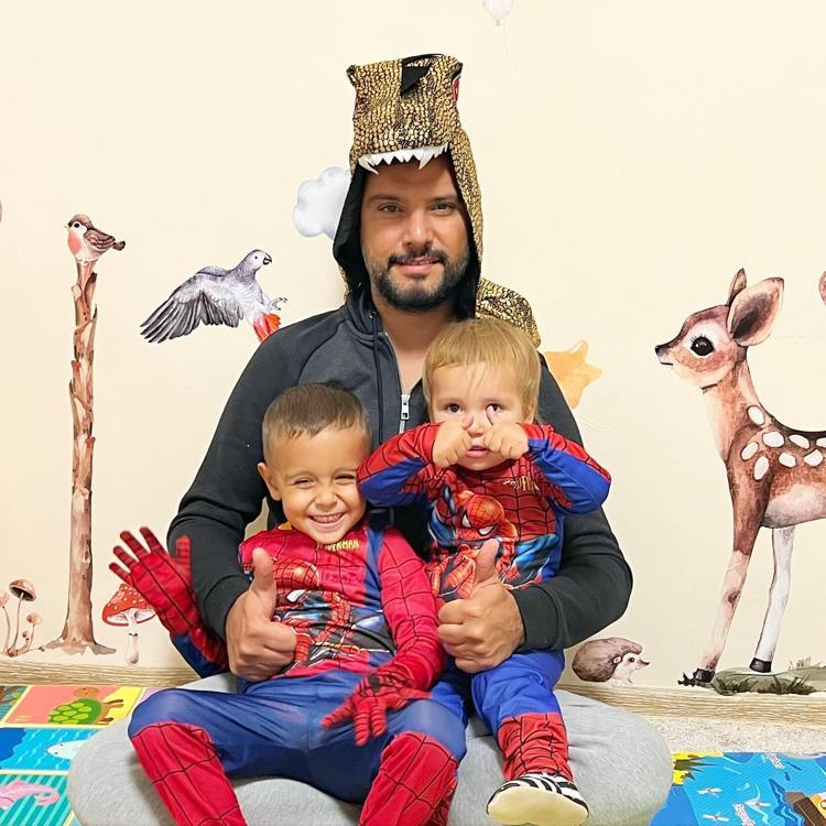 2 ÖRÜMCEK 1 DİNOZOR