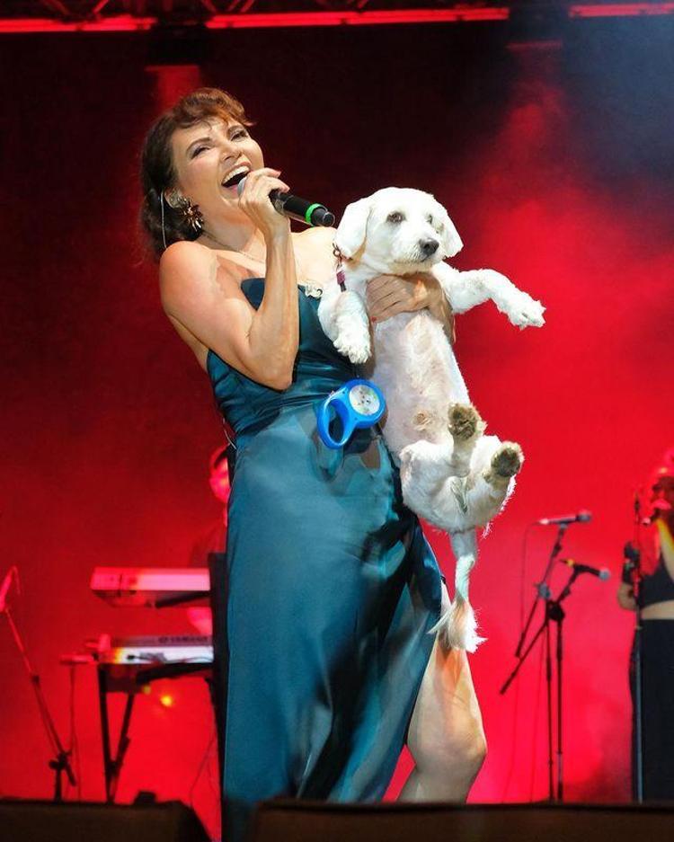 KÖPEKLİ KONSER