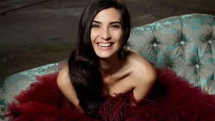 Tuba Büyüküstün, ikiz kızları Toprak ve Mayayı paylaştı