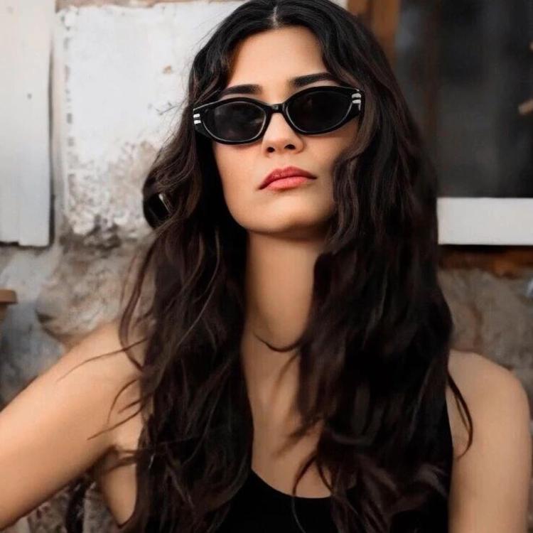 Tuba Büyüküstün, ikiz kızları Toprak ve Mayayı paylaştı