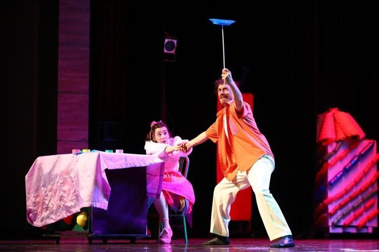 Şehir tiyatrosunda çocuklar için perde açıldı