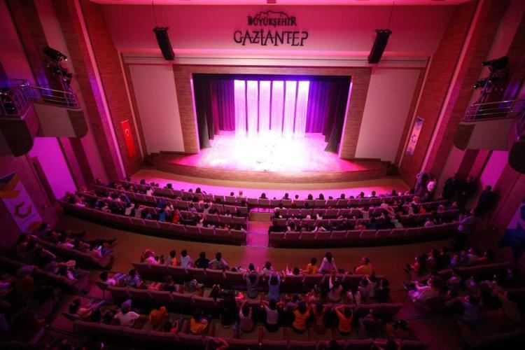 Şehir tiyatrosunda çocuklar için perde açıldı