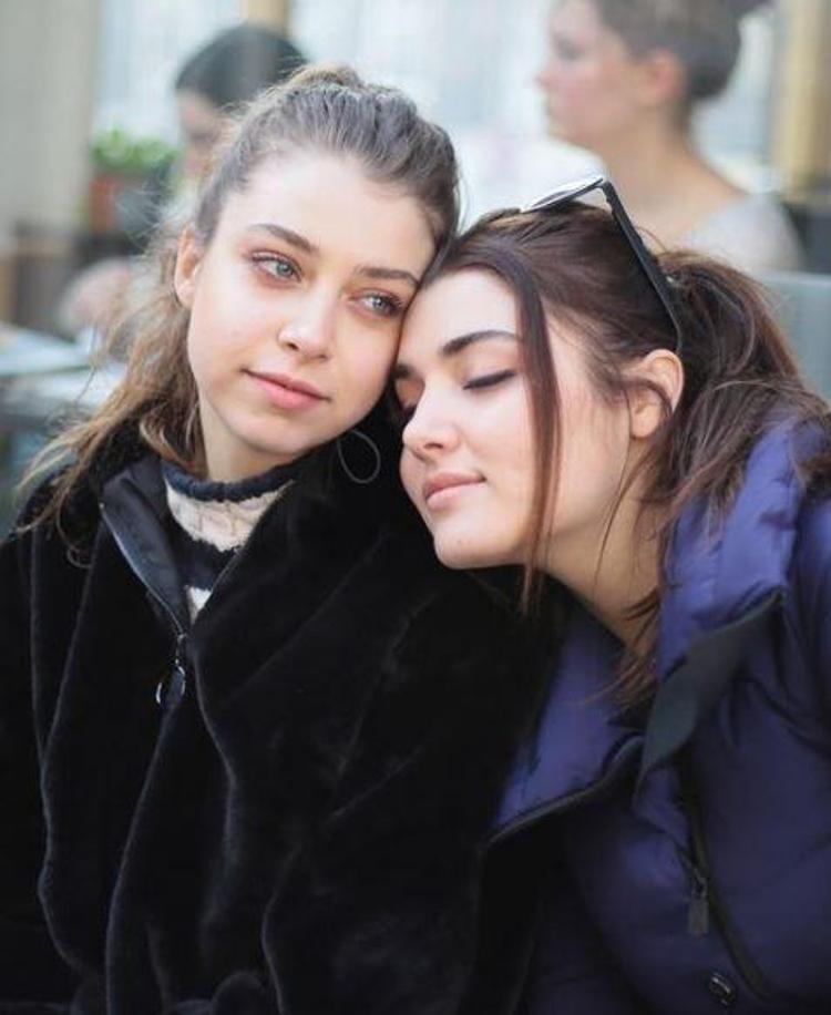 Gamze Erçel kardeşi Hande Erçelin doğum gününü bornozlu fotoğraflarıyla kutladı