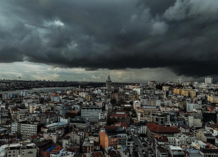 İstanbul’un üzerini yağmur bulutları kapladı Gün geceye döndü