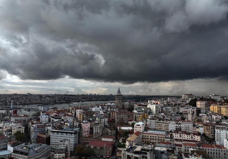 İstanbul’un üzerini yağmur bulutları kapladı Gün geceye döndü