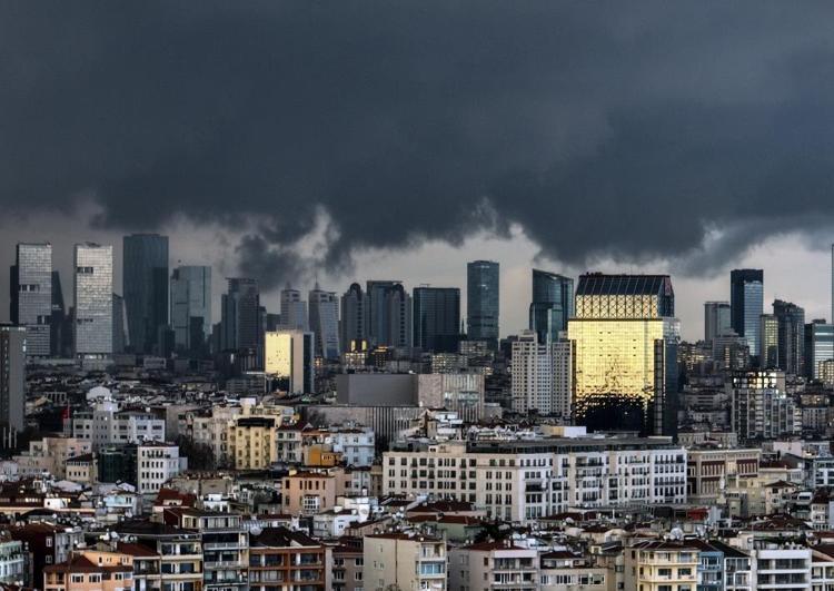 İstanbul’un üzerini yağmur bulutları kapladı Gün geceye döndü