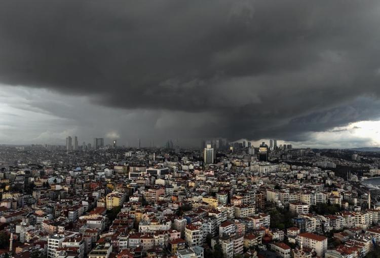 İstanbul’un üzerini yağmur bulutları kapladı Gün geceye döndü